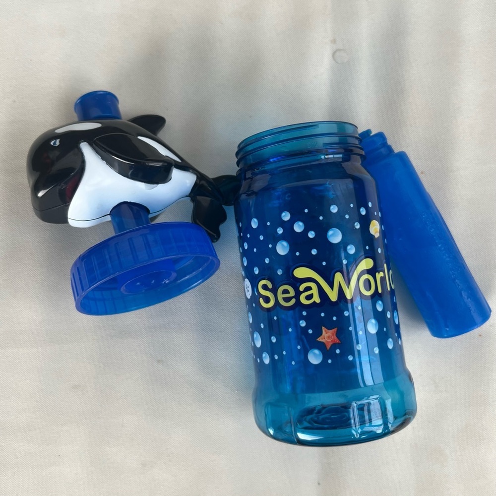 SeaWorld Water
Souvenier with Refreezable Ice cube